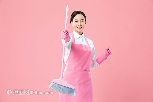 現(xiàn)代家政服務(wù)中的女性從業(yè)者 專(zhuān)業(yè)掃地服務(wù)的價(jià)值與未來(lái)